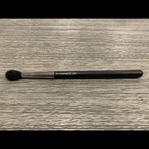 MAC Cosmetics 224 Eyeshadow Blending Brush
